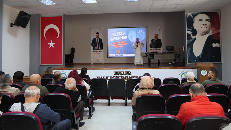 'Atatürk gibi gençler yetiştirmeliyiz, bizim kahramanımız Atatürk'tür'